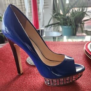 Boutique 9 platform pumps